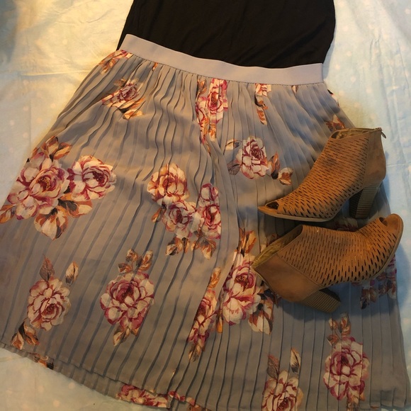 Dresses & Skirts - Pleated floral midi-skirt, size L